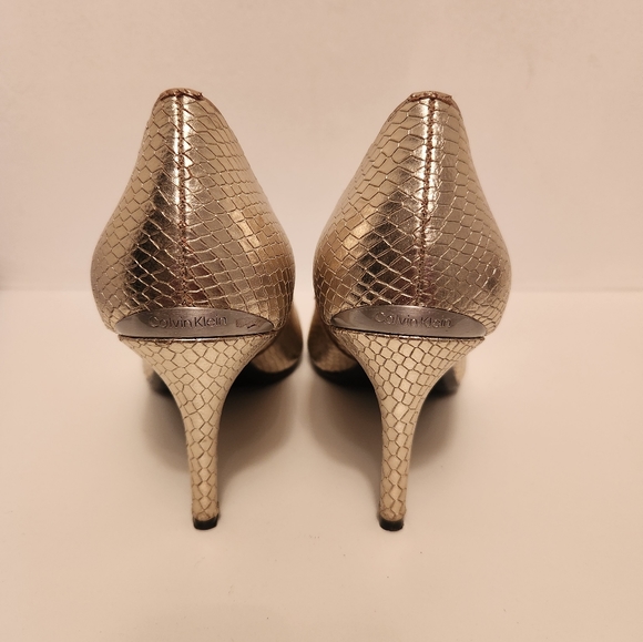 Women's shoes Calvin Klein  made of genuine leather in gold color. Size 7/1.2 - Picture 5 of 6